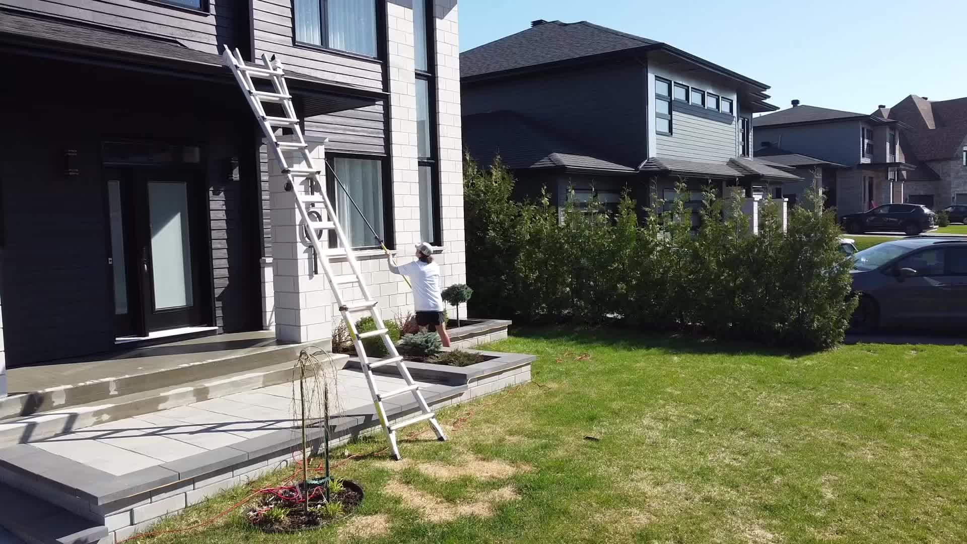 Maison moderne avec vitres propres - Nova Services Québec